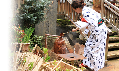 温泉街を浴衣で過ごす画像